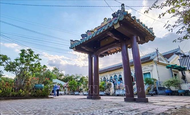 Cổng phụ được xây như cổng chào với lối kiến trúc cổ Á Đông, khung gỗ mái ngói. Ảnh: Thanh Tùng - TTXVN