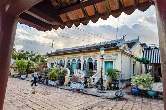 Ngôi nhà đầu tiên được xây dựng từ năm 1870 với kiến trúc gỗ, lợp ngói, để thờ tổ tiên. Tới đầu thế kỷ XX, được xây dựng lại với có quy mô lớn hơn và tới năm 1911 mới hoàn thành – chính là ngôi nhà hiện tại. Ảnh: Thanh Tùng - TTXVN