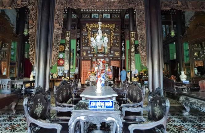 Trong nhà còn lưu giữ được rất nhiều đồ nội thất cổ như hương án, bàn ghế, tủ, sập... Ảnh: Thanh Tùng - TTXVN