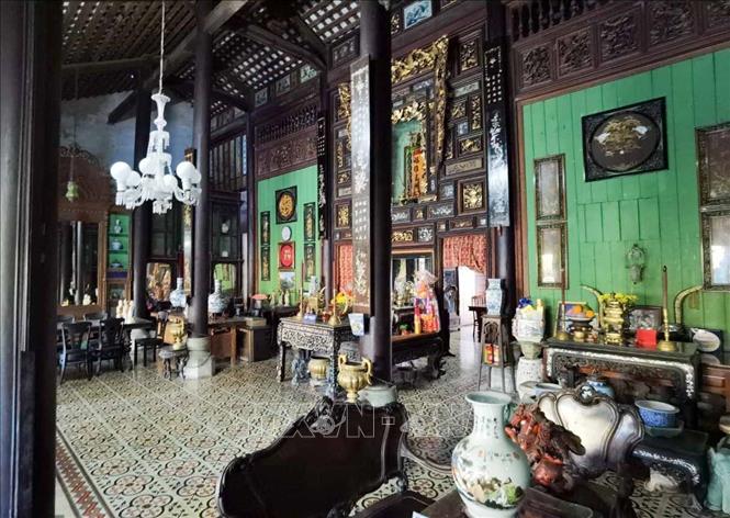 Nhà giữa là nơi thờ tự, với cách bài trí thuần Việt. Ảnh: Thanh Tùng - TTXVN