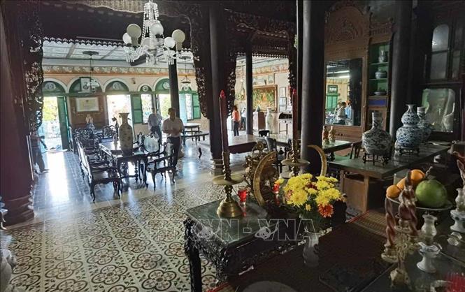 Nhà trước và nhà giữa tạo sự kết nối liên thông, mở ra không gian rộng lớn. Những chi tiết, trang trí kiến trúc – nội thất phương Tây và phương Đông kết hợp hài hòa trong tổng thể. Ảnh: Thanh Tùng - TTXVN