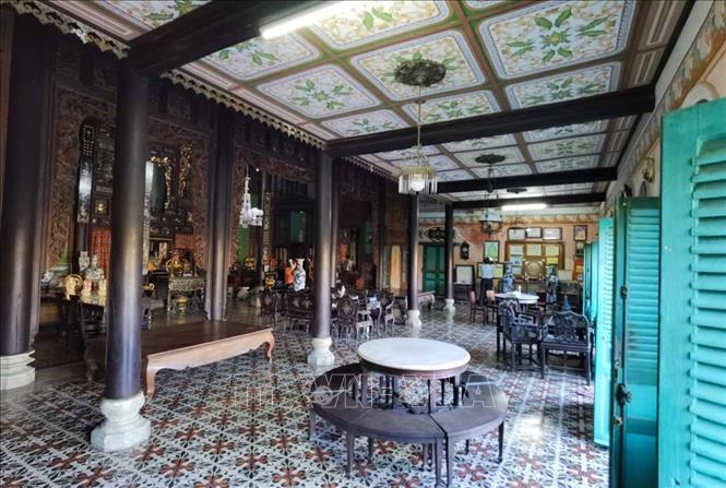 Nhà trước gồm 5 gian là nơi tiếp khách trong những nghi lễ quan trọng, được trang trí theo phong cách Tây Âu. Ảnh: Thanh Tùng - TTXVN