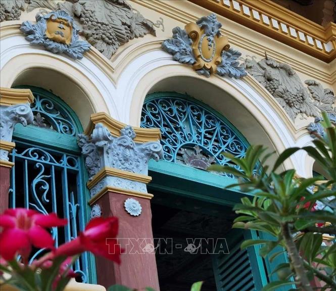 Dấu ấn phương Tây đậm nét trên trang trí mặt đứng công trình với các họa tiết trang trí theo chủ đề. Ảnh: Thanh Tùng - TTXVN