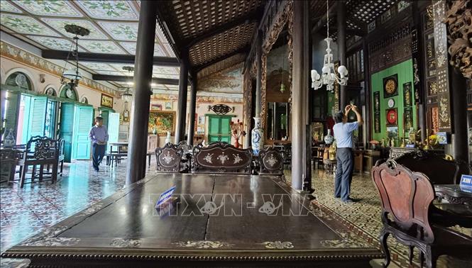 Ngôi nhà bên ngoài có hình thức phương Tây nhưng cấu trúc và nội thất lại đậm màu sắc phương Đông, đây chính là sự giao thoa của hai nền văn hóa trong kiến trúc. Ảnh: Thanh Tùng - TTXVN