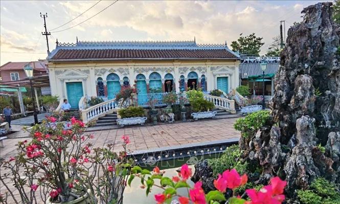 Chủ nhân ngôi nhà là ông Dương Chấn Kỷ, một điền chủ, thương gia có học thức và khiếu thẩm mỹ nên đã tiếp nhận những giá trị mới của phương Tây, kết hợp với yếu tố dân tộc, truyền thống Á Đông trong việc tạo dựng ngôi nhà. Ảnh: Thanh Tùng - TTXVN
