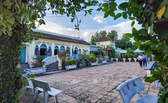 Ngôi nhà được xây dựng trên tổng diện tích khoảng 6.000m2 theo hướng Đông Tây với nền nhà cao hơn 1m so với sân vườn, được bao bọc bởi cây cảnh khiến cho ngôi nhà vừa mang nét hoài cổ kính vừa sống động, thơ mộng và tươi mới. Ảnh: Thanh Tùng - TTXVN