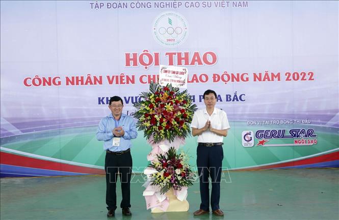 Trong ảnh: Phó Bí thư Thường trực Tỉnh ủy Lai Châu Lê Văn Lương tặng hoa chúc mừng Hội thao. Ảnh: Quý Trung – TTXVN