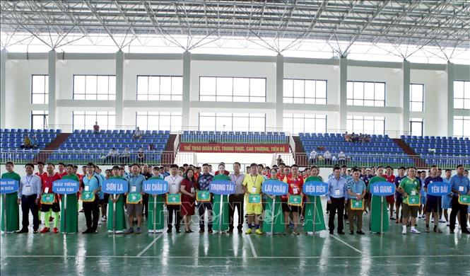 Trong ảnh: Ban tổ chức tặng cờ cờ lưu niệm cho các đoàn tham dự Hội thao. Ảnh: Quý Trung – TTXVN