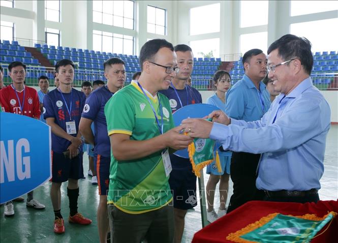 Trong ảnh: Phó tổng giám đốc Tập đoàn công nghiệp cao su Việt Nam, Trưởng Ban tổ chức Hội thao Huỳnh Kim Nhựt tặng cờ lưu niệm cho các đoàn tham dự. Ảnh: Quý Trung – TTXVN