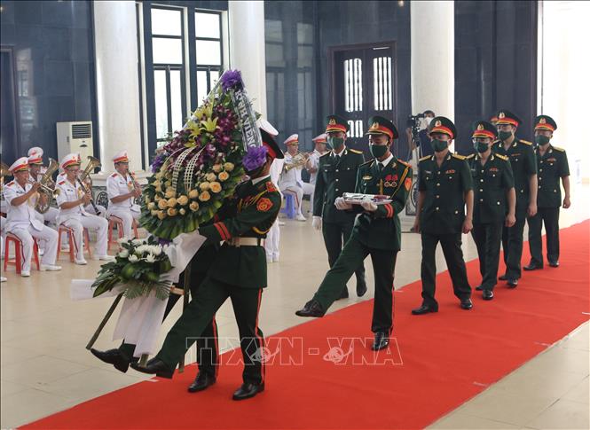 Trong ảnh: Đoàn Tổng cục Chính trị QĐND Việt Nam viếng Anh hùng lực lượng vũ trang nhân dân Kostas Sarantidis - Nguyễn Văn Lập. Ảnh: Trần Lê Lâm - TTXVN 