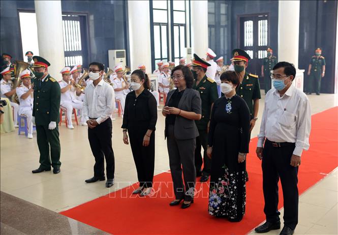 Trong ảnh: Đoàn lãnh đạo thành phố Đà Nẵng viếng Anh hùng lực lượng vũ trang nhân dân Kostas Sarantidis - Nguyễn Văn Lập. Ảnh: Trần Lê Lâm - TTXVN 