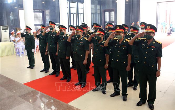 Trong ảnh: Cán bộ, chiến sĩ Bộ Tư lệnh Quân khu 5 viếng Anh hùng lực lượng vũ trang nhân dân Kostas Sarantidis - Nguyễn Văn Lập. Ảnh: Trần Lê Lâm - TTXVN 