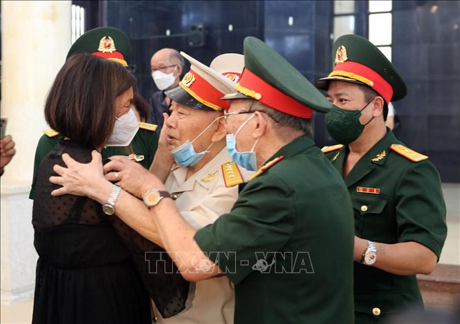 Trong ảnh: Đồng đội, người thân chia buồn cùng người thân gia đình Anh hùng lực lượng vũ trang nhân dân Kostas Sarantidis - Nguyễn Văn Lập. Ảnh: Trần Lê Lâm - TTXVN 