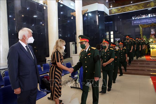 Trong ảnh: Cán bộ, chiến sĩ Bộ Tư lệnh Quân khu 5 chia buồn cùng người thân gia đình Anh hùng lực lượng vũ trang nhân dân Kostas Sarantidis - Nguyễn Văn Lập. Ảnh: Trần Lê Lâm - TTXVN 