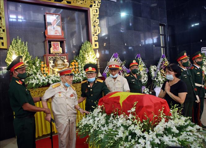 Trong ảnh: Đồng đội, người thân vào viếng Anh hùng lực lượng vũ trang nhân dân Kostas Sarantidis - Nguyễn Văn Lập. Ảnh: Trần Lê Lâm - TTXVN 