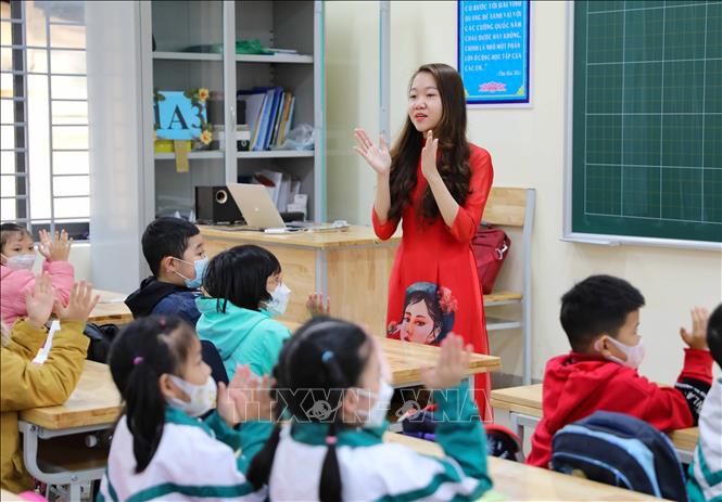 Tập trung các giải pháp để bảo đảm nguồn tuyển dụng biên chế giáo viên như: Thông tin rộng rãi về biên chế tuyển dụng, làm việc với các cơ sở đào tạo để có nguồn tuyển dụng, trao đổi với các địa phương khác để phối hợp tuyển dụng theo các môn học đáp ứng yêu cầu...(ảnh tư liệu). Ảnh: Thanh Tùng - TTXVN