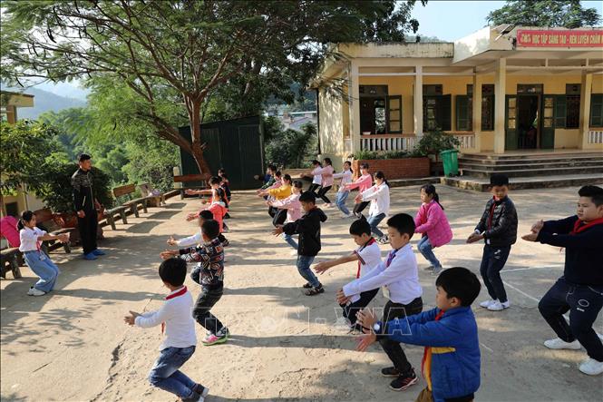 Việc tuyển dụng biên chế giáo viên thực hiện nghiêm túc theo quy định của pháp luật, ưu tiên tuyển dụng giáo viên các môn học mới để thực hiện Chương trình giáo dục phổ thông 2018 và ưu tiên tuyển dụng giáo viên mầm non cho các cơ sở giáo dục mầm non ở vùng kinh tế xã hội khó khăn và đặc biệt khó khăn (ảnh tư liệu). Ảnh: Thanh Tùng - TTXVN