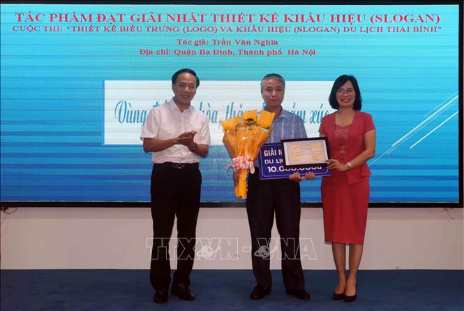 Trong ảnh: Ban tổ chức trao giải nhất cho tác giả Trần Văn Nghĩa (Quận Ba Đình, thành phố Hà Nội) ở nội dung Slogan. Ảnh: Nguyễn Công Hải - TTXVN
