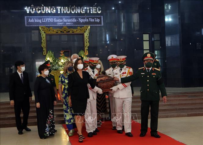 Soldiers carry Hero Kostas Sarantidis's coffin to the funeral car at the memorial service. VNA Photo: Trần Lê Lâm