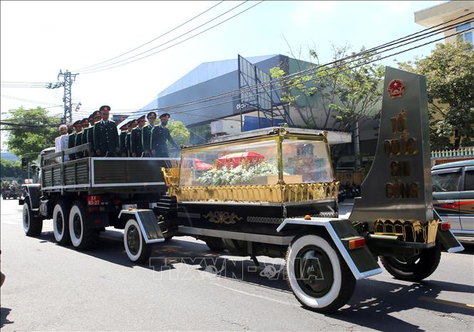 A hearse carrying Hero Kostas Sarantidis's coffin to the Military Region 5 Cemetery for the burial service. VNA Photo: Trần Lê Lâm