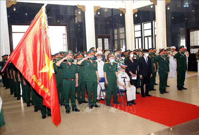 People pay tribute to Hero Kostas Sarantidis at the memorial service. VNA Photo: Trần Lê Lâm