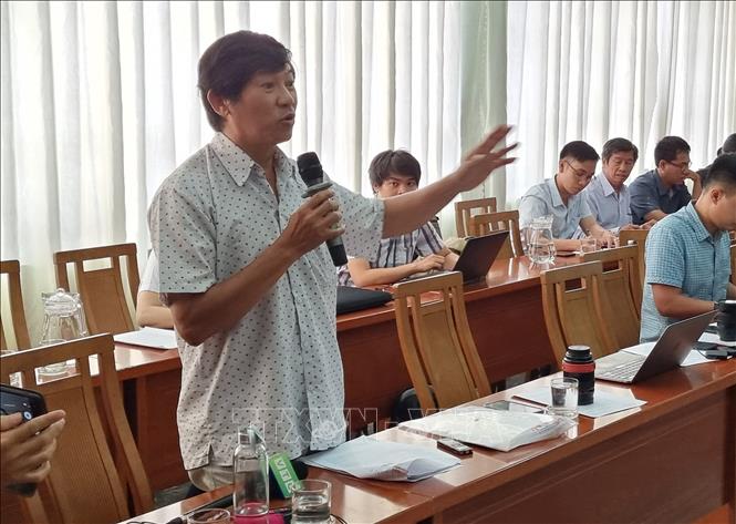 Trong ảnh: Ông Hồ Hoàng Hùng (bố của nữ sinh Hồ Hoàng Anh) phát biểu tại buổi họp báo. Ảnh: Nguyễn Thành – TTXVN