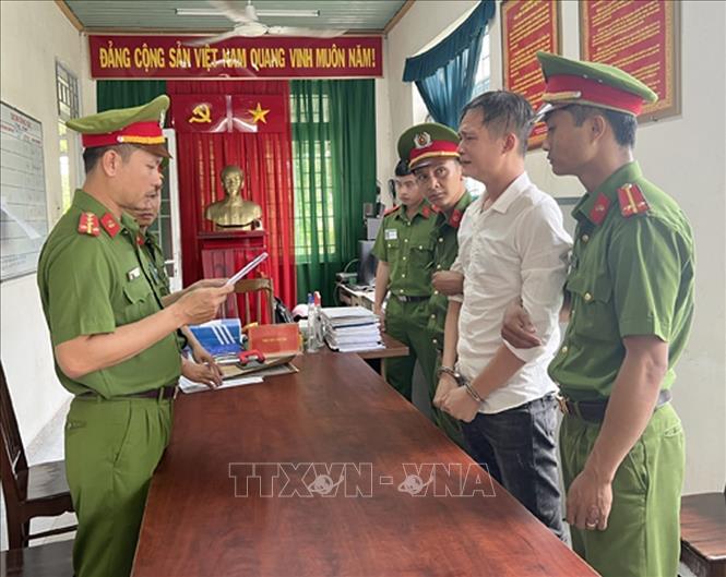 Bị can Đỗ Trọng Phát (sinh năm 2000) nghe Cơ quan Cảnh sát điều tra tống đạt Quyết định khởi tố. Ảnh: TTXVN phát