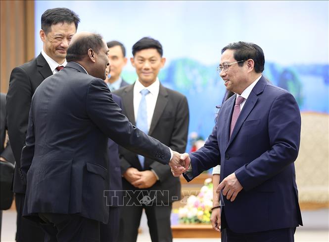 Prime Minister Pham Minh Chinh welcomes Singaporean Ambassador Jaya Ratnam. VNA Photo: Dương Giang