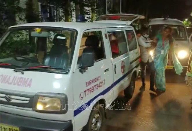 Trong ảnh: Chuyển nạn nhân trong vụ nghi là rò rỉ khí ga tới bệnh viện ở Visakhapatnam, Ấn Độ, ngày 2/8/2022. Ảnh: ANI/ TTXVN