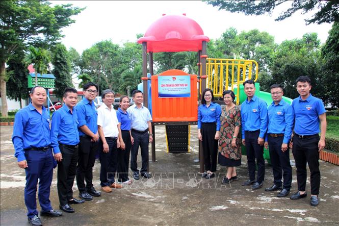 Khánh thành, bàn giao sân chơi thiếu nhi ở Trung tâm Bảo trợ xã hội tỉnh Đắk Lắk. Ảnh: Hoài Thu – TTXVN.