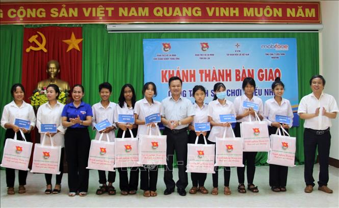 Tặng quà cho trẻ mồ côi, trẻ khuyết tật ở Trung tâm Bảo trợ xã hội tỉnh Đắk Lắk. Ảnh: Hoài Thu – TTXVN.