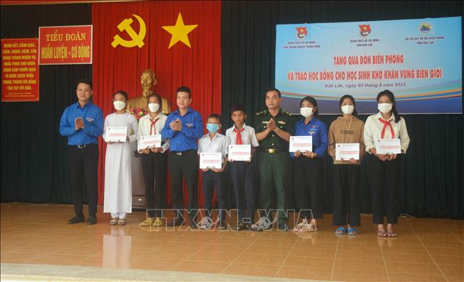 Tặng học bổng cho học sinh dân tộc thiểu số vượt khó học giỏi tại xã biên giới Krông Na, huyện Buôn Đôn, tỉnh Đắk Lắk. Ảnh: Hoài Thu – TTXVN.