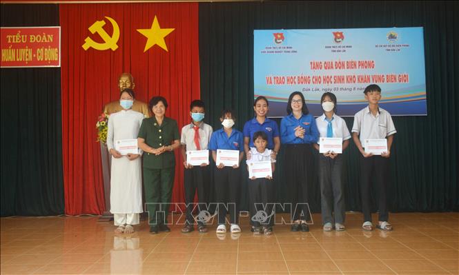 Tặng học bổng cho học sinh dân tộc thiểu số vượt khó học giỏi tại xã biên giới Krông Na, huyện Buôn Đôn, tỉnh Đắk Lắk. Ảnh: Hoài Thu – TTXVN.