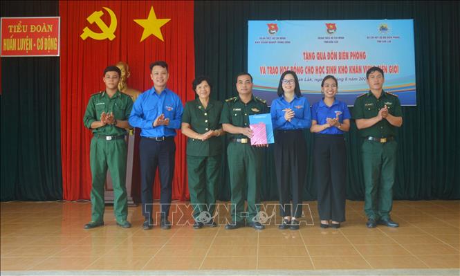 Thăm, tặng quà Tiểu đoàn Huấn luyện - Cơ động D19 (Bộ đội Biên phòng tỉnh Đắk Lắk). Ảnh: Hoài Thu – TTXVN.