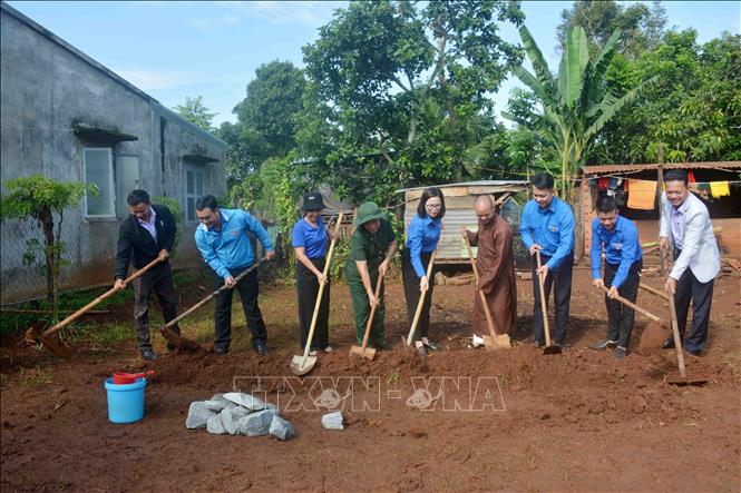 Khởi công xây dựng nhà Nhân ái tại buôn Ea Sút, thị trấn Ea Pốk, huyện Cư M'gar, tỉnh Đắk Lắk. Ảnh: Hoài Thu – TTXVN.