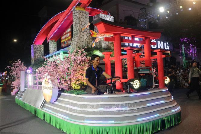 Xe mô hình Cầu Koi - điểm nhấn du lịch thành phố Hạ Long (Quảng Ninh) Ảnh: Đại Nghĩa - TTXVN