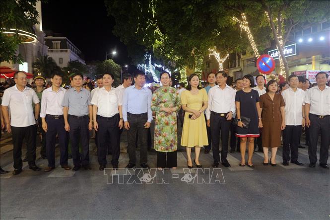 Lãnh đạo tỉnh Hà Nam dự lễ Khai mạc Lễ hội Carnival đường phố tại Hà Nam. Ảnh: Đại Nghĩa - TTXVN