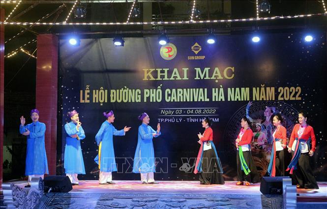 Các nghệ sĩ từ Trung tâm văn hóa nghệ thuật tỉnh Hà Nam biểu diễn hát chèo tại lễ khai mạc. Ảnh: Đại Nghĩa - TTXVN
