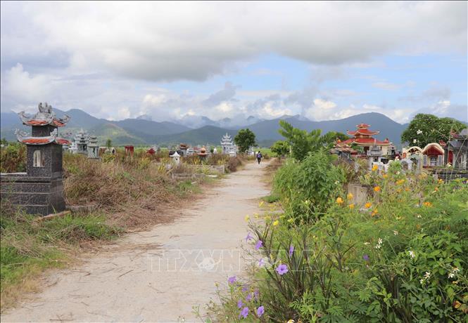Trong ảnh: Khuôn viên nghĩa trang trung tâm của xã Noong Hẹt (huyện Điện Biên, tỉnh Điện Biên) đã quang đãng, phát dọn bụi rậm, cỏ dại. Ảnh: Xuân Tiến- TTXVN 