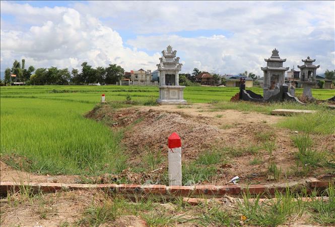 Trong ảnh: Nghĩa trang trung tâm Noong Hẹt (xã Noong Hẹt, huyện Điện Biên, tỉnh Điện Biên) đã được đo đạc, quy hoạch cắm mốc giới ngoài thực địa phân chia ranh giới với diện tích đất sản xuất nông nghiệp xung quanh. Ảnh: Xuân Tiến – TTXVN 