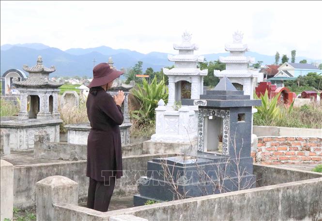 Trong ảnh: Người dân xã Noong Hẹt (huyện Điện Biên, tỉnh Điện Biên) thắp hương, khấn nguyện tại nghĩa trang trung tâm của xã Noong Hẹt. Ảnh: Xuân Tiến – TTXVN 