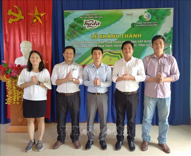 Trong ảnh: Lễ khánh thành đưa vào sử dụng công trình nước sạch, cấp nước cho hàng ngàn hộ dân vùng cao tại xã Hoa Thủy (Lệ Thủy, Quảng Bình). Ảnh: Đức Thọ - TTXVN