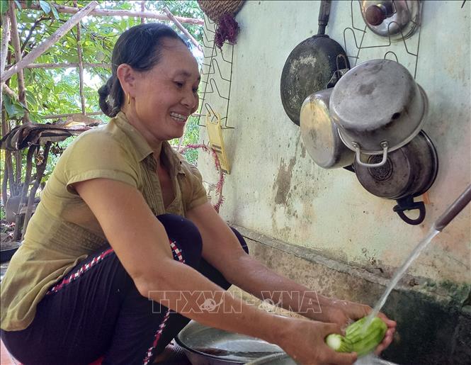 Trong ảnh: Người dân xã Hoa Thủy (Lệ Thủy, Quảng Bình) lần đầu tiên được sử dụng nước sạch trong sinh hoạt. Ảnh: Đức Thọ - TTXVN