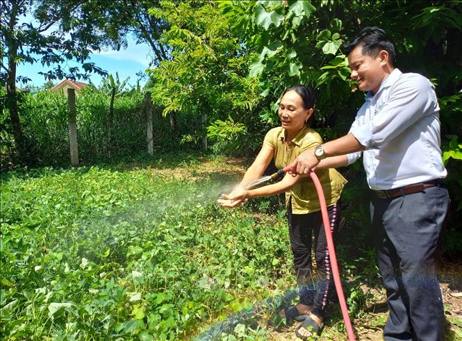 Trong ảnh: Người dân xã Hoa Thủy (Lệ Thủy, Quảng Bình) lần đầu tiên được sử dụng nước sạch trong sinh hoạt. Ảnh: Đức Thọ - TTXVN