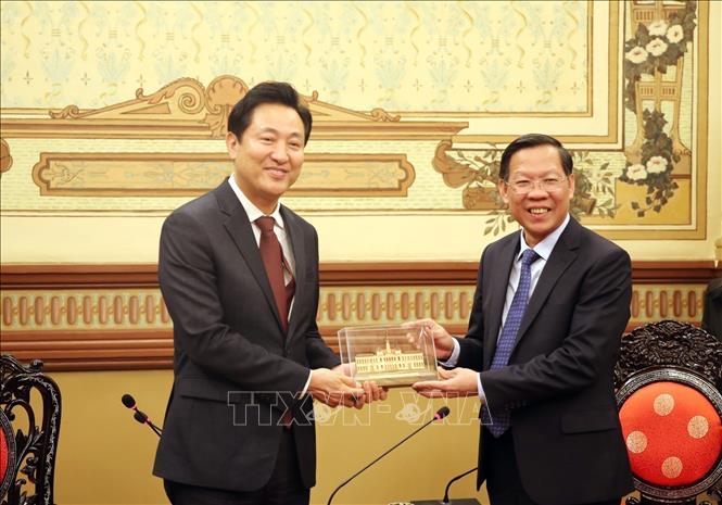 Chairman of the People Committee of Ho Chi Minh City Phan Van Mai presents a gift to Oh Se-Hoon, Mayor of Seoul, the Republic of Korea (RoK). VNA Photo: Xuân Khu