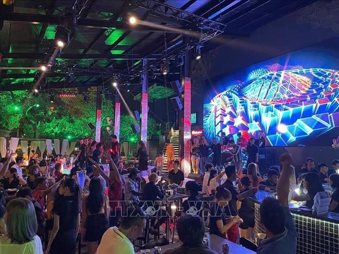Trong ảnh: Marina Coffee & Beer Club bố trí ở không gian mở, sân khấu, hệ thống ánh sáng, âm thanh công suất lớn hướng thẳng ra Quốc lộ 91 không đảm an ninh trật tự. Ảnh: TTXVN phát