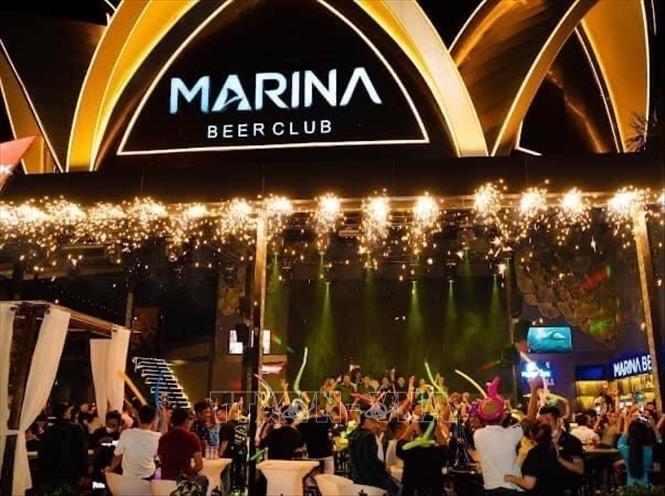 Trong ảnh: Marina Coffee & Beer Club bố trí ở không gian mở, sân khấu, hệ thống ánh sáng, âm thanh công suất lớn hướng thẳng ra Quốc lộ 91 không đảm an ninh trật tự. Ảnh: TTXVN phát