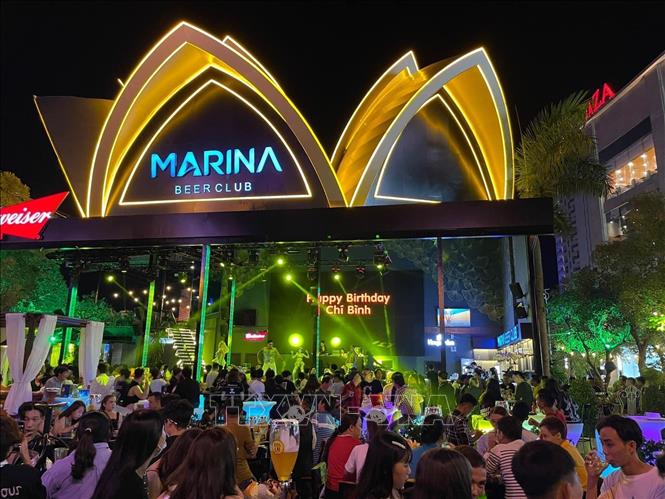 Trong ảnh: Marina Coffee & Beer Club bố trí ở không gian mở, sân khấu, hệ thống ánh sáng, âm thanh công suất lớn hướng thẳng ra Quốc lộ 91 không đảm an ninh trật tự. Ảnh: TTXVN phát