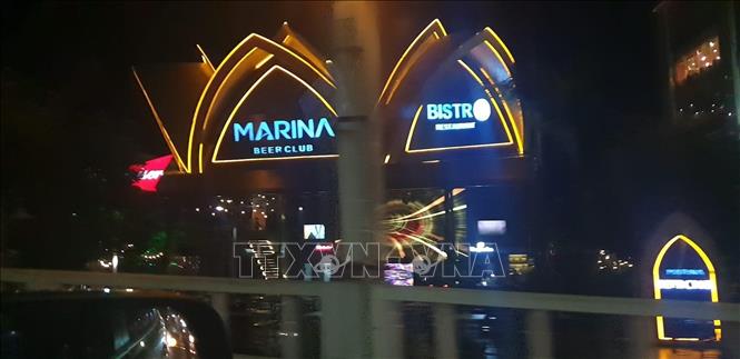 Trong ảnh: Marina Coffee & Beer Club nằm sát chân cầu Hoàng Diệu, tiếp giáp với đường Trần Hưng Đạo (Quốc lộ 91) gây cản trở giao thông và nguy cơ xảy ra tai nạn giao thông. Ảnh: TTXVN phát