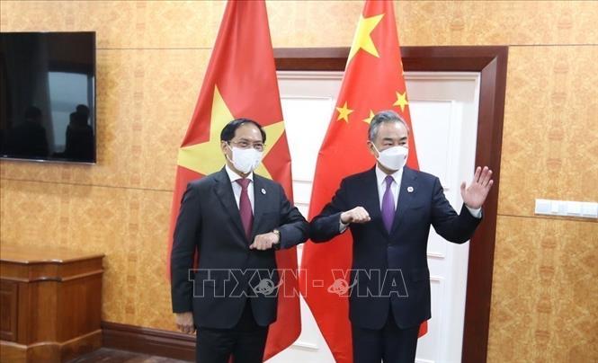 Foreign Minister Bui Thanh Son (L) has a bilateral meeting with his Chinese counterpart Wang Yi on the sidelines of the meetings. VNA Photo